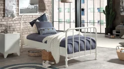 Bed Bronxx met nachtkast