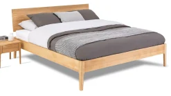 Bed Sky met hoofdbord en poten hout