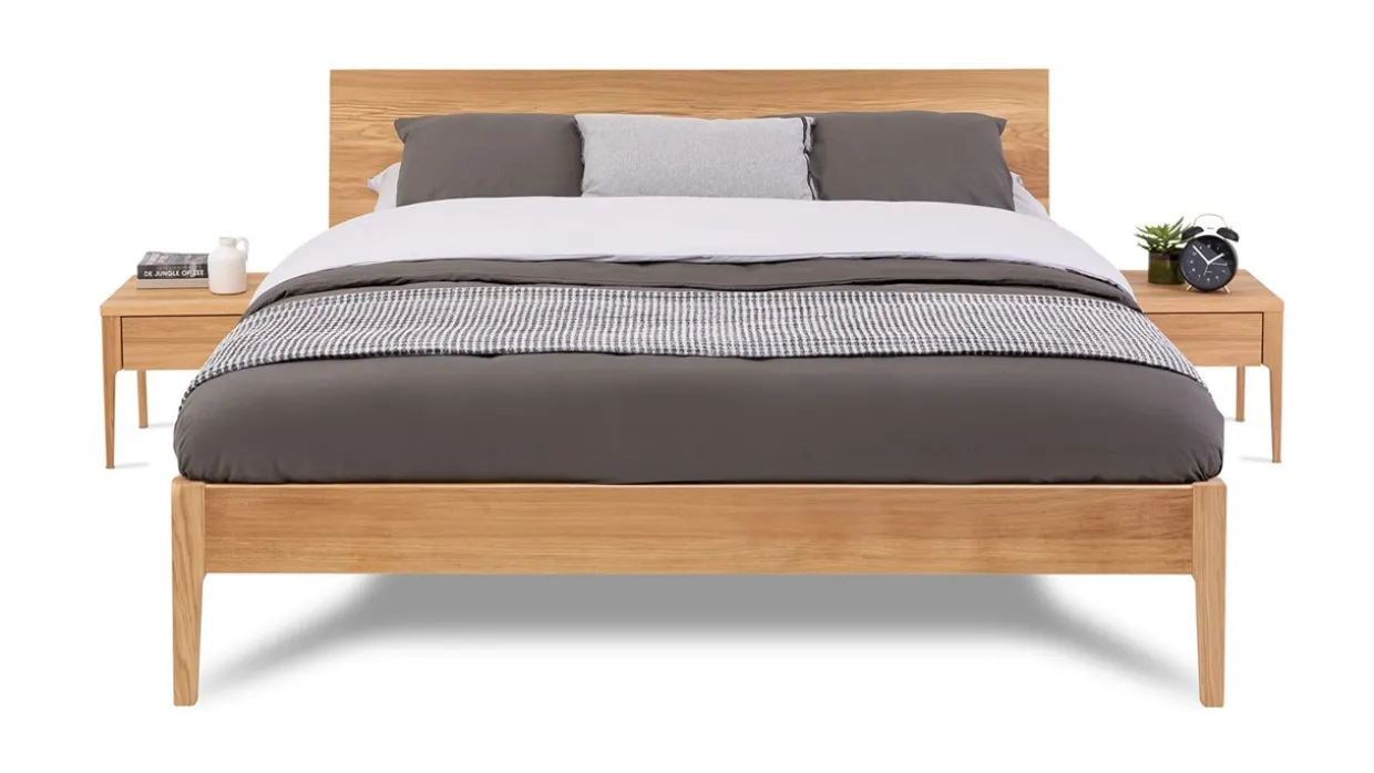 Bed Sky met hoofdbord en poten hout