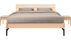 Bed Sky met hoofdbord hout en poten metaal