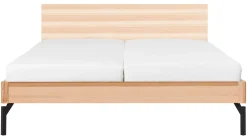 Bed Sky met hoofdbord hout en poten metaal
